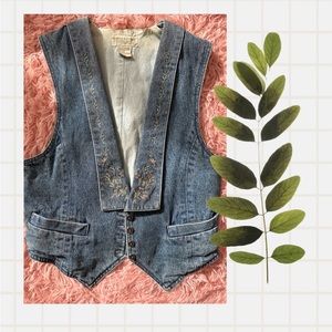 FINAL SALE✨Vintage Banana Republic cute denim vest with floral embroidery!